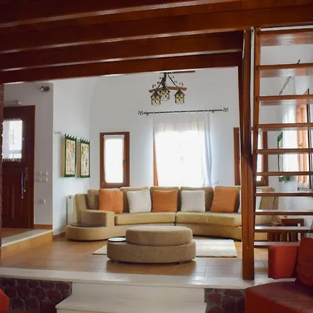 Holiday home Sunshine House For 9, Cozy Set Up,verandas, Sea View.