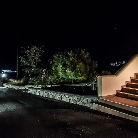 Sunshine House For 9, Cozy Set Up,verandas, Sea View. Holiday home Karterados (Santorini)